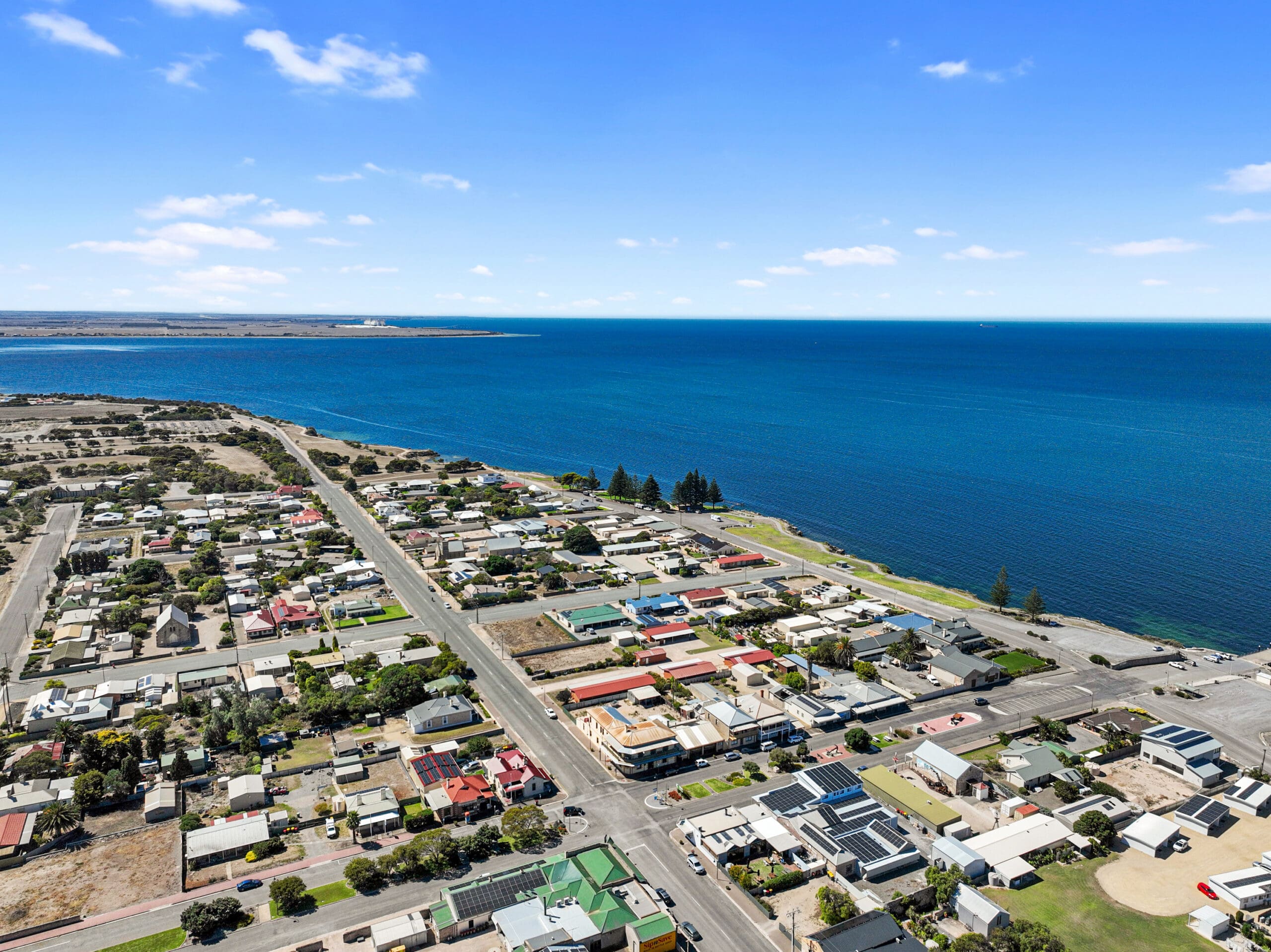 Aerial view of the Edithburgh Seaside Motel, focused on the shoreline.