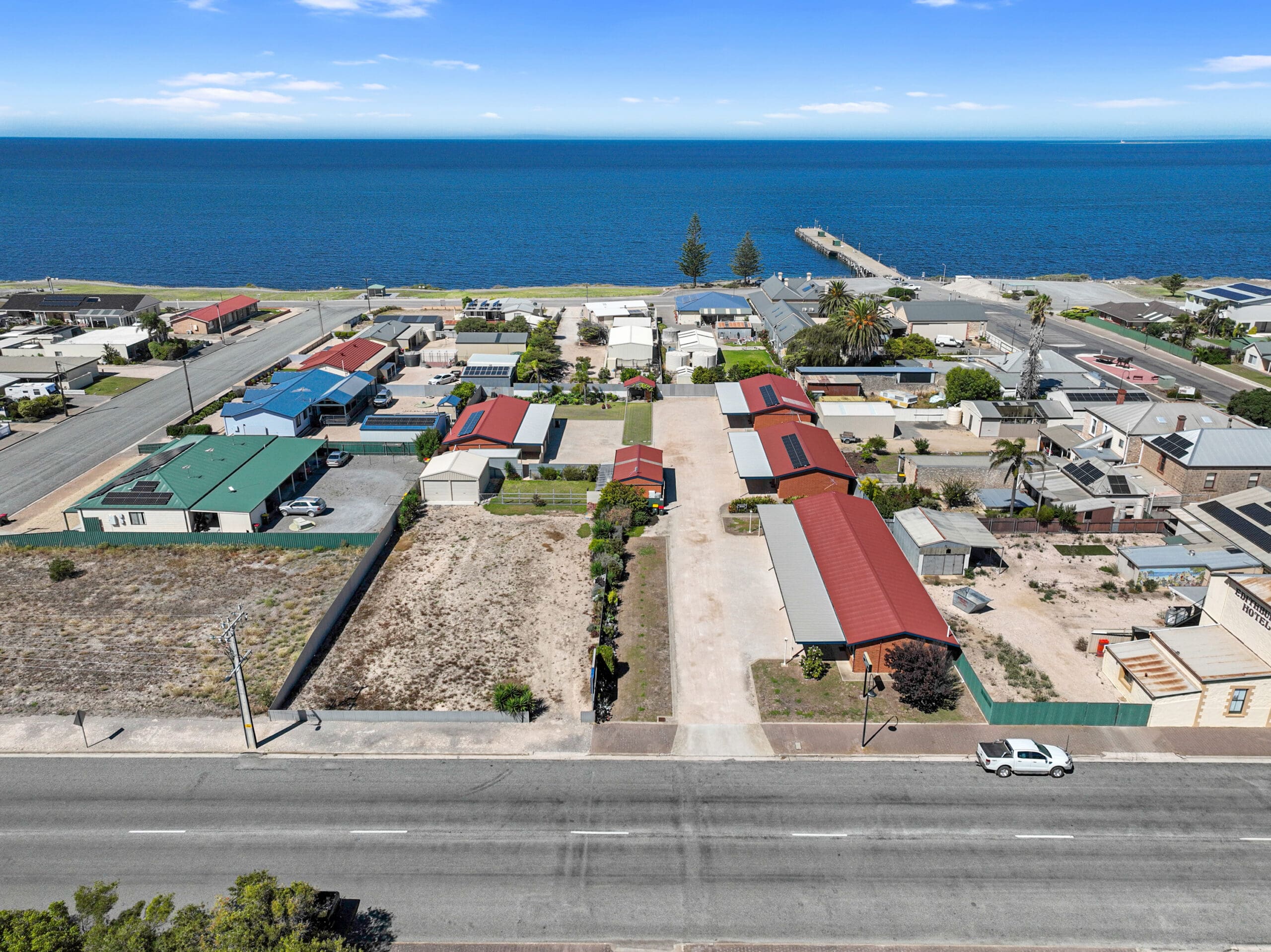 Aerial view of the Edithburgh Seaside Motel, showcasing the close proximity to the Edithburgh beach area.