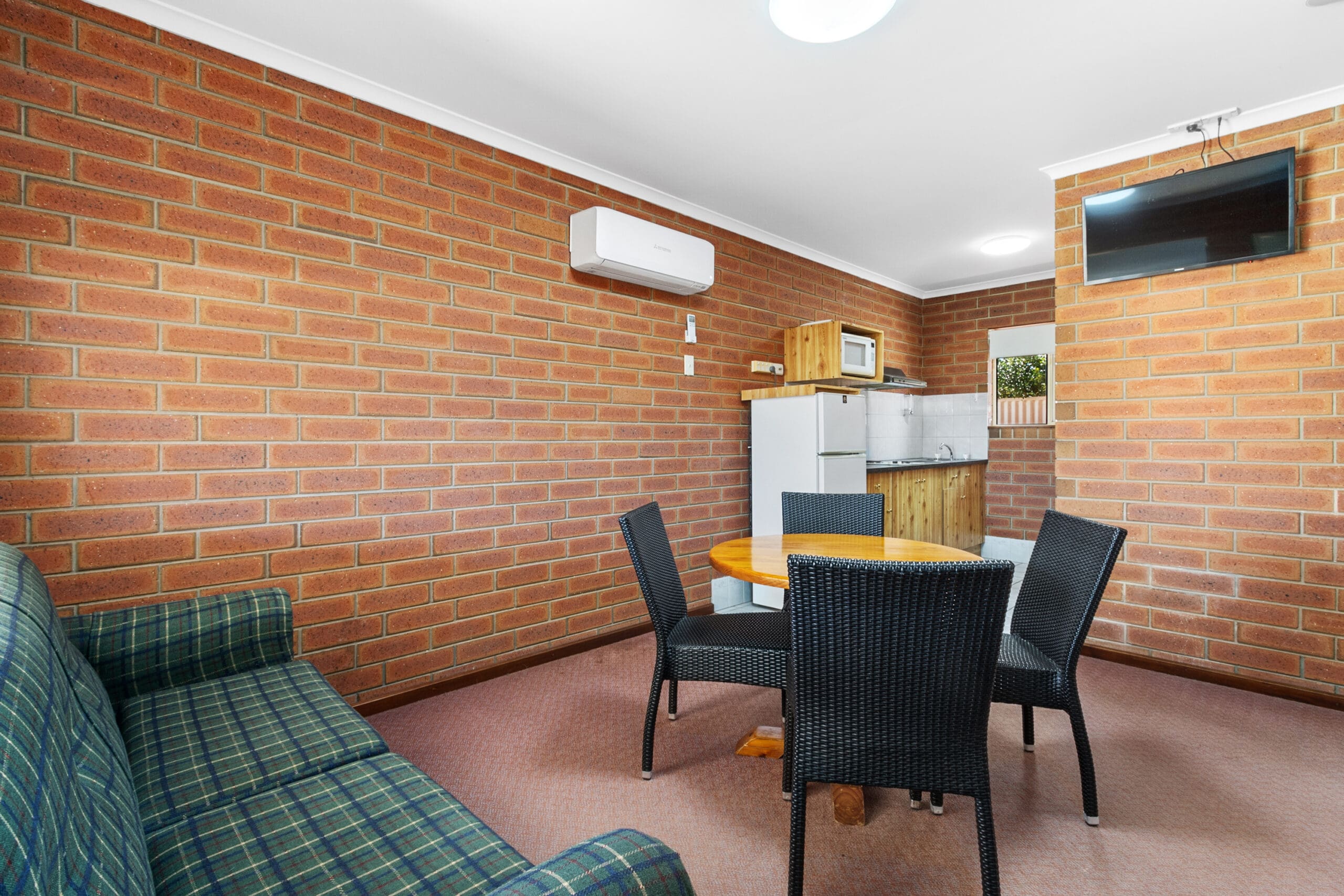 Queen room, alternative layout with dining area for 4 people.