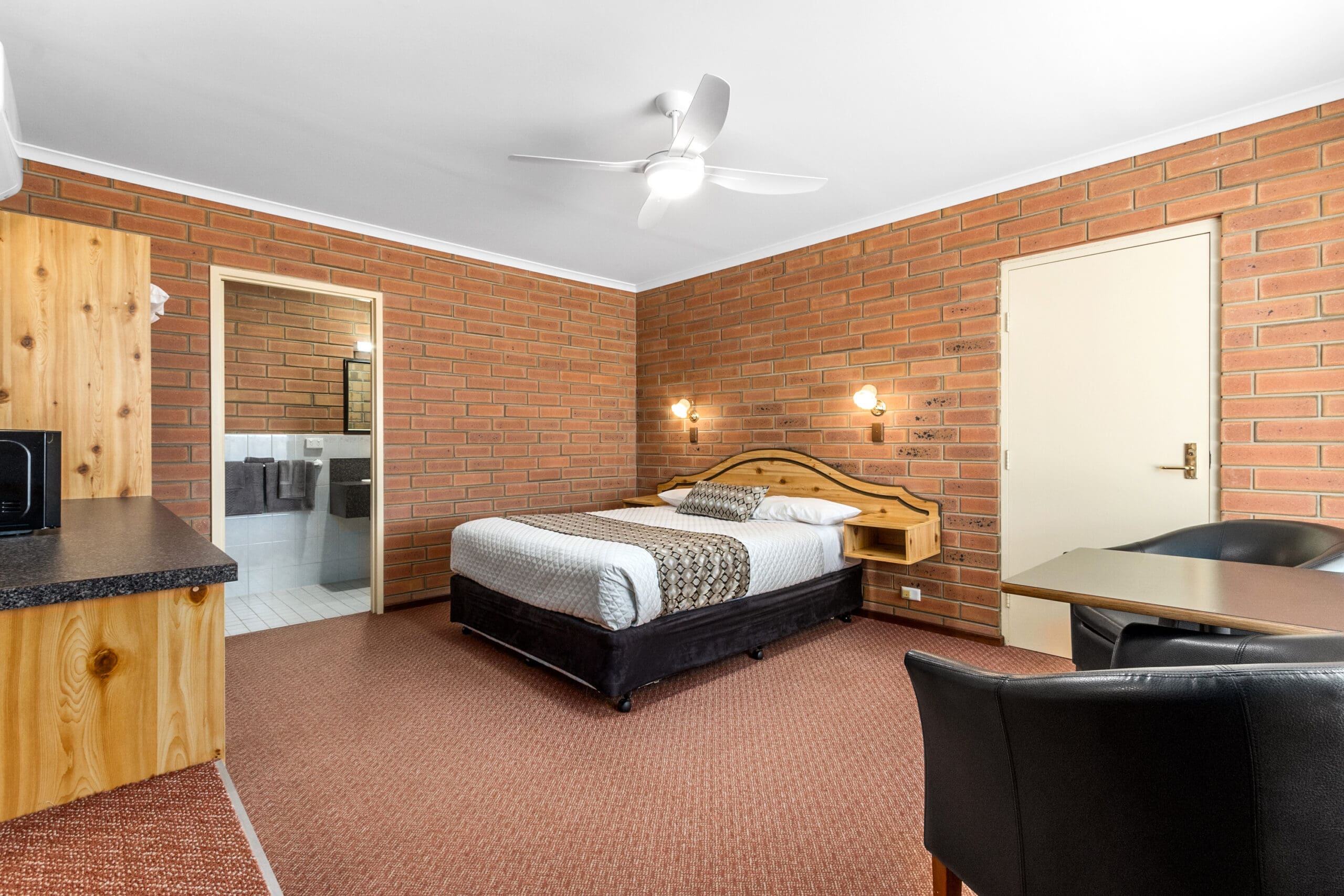 Queen Room dining room