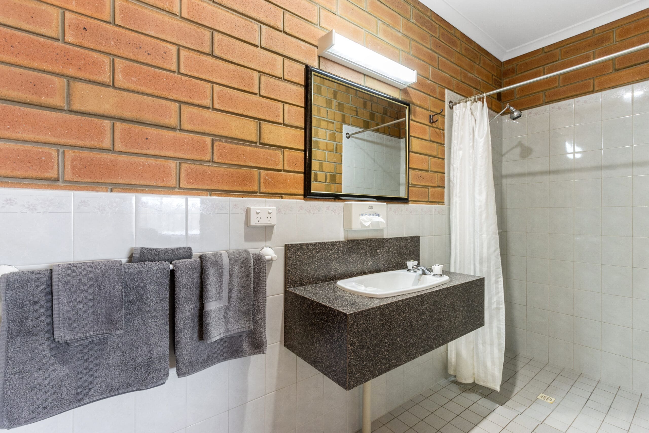 Queen and Single Room Ensuite