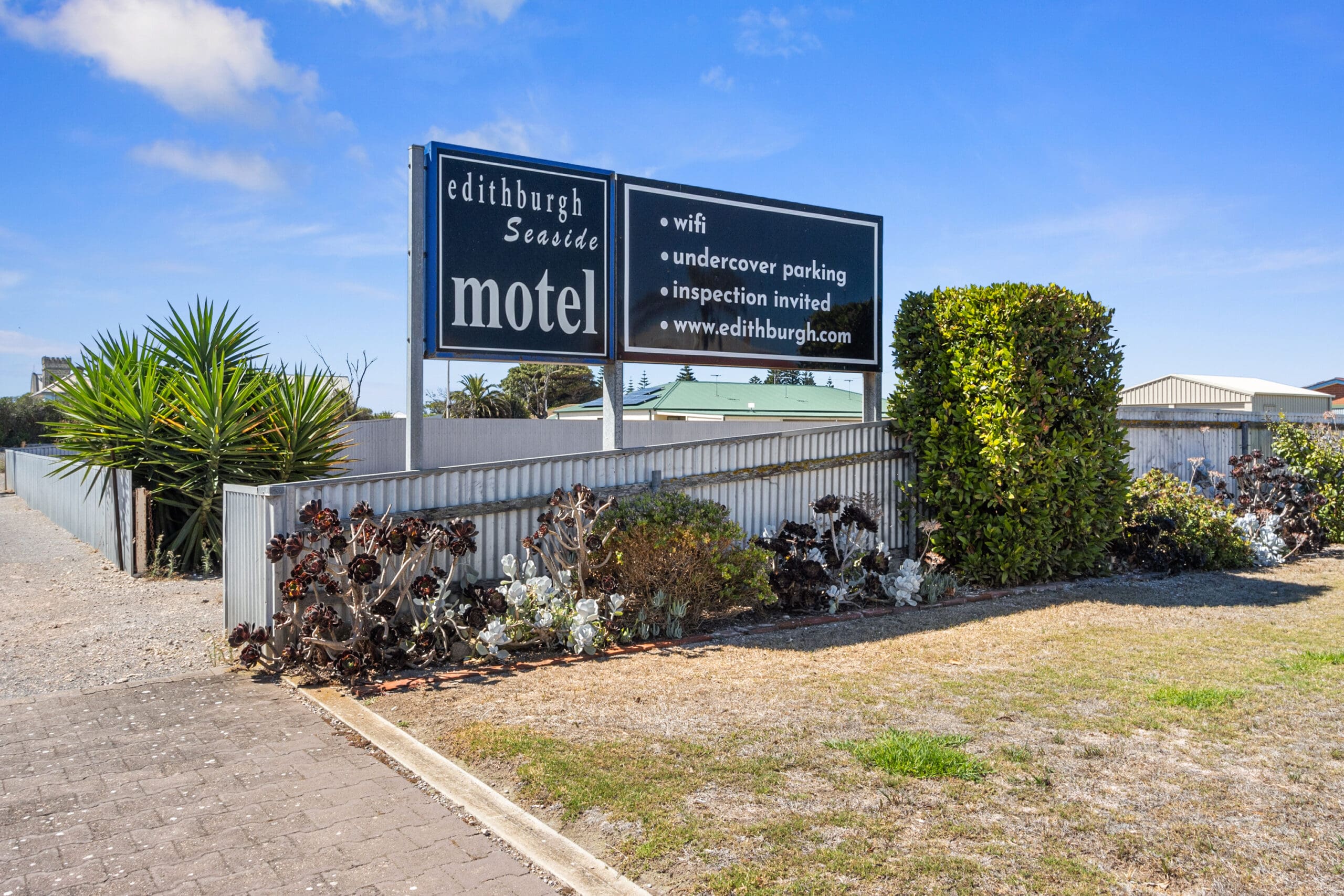 Edithburgh Seaside Motel: street signage above landscaped garden.