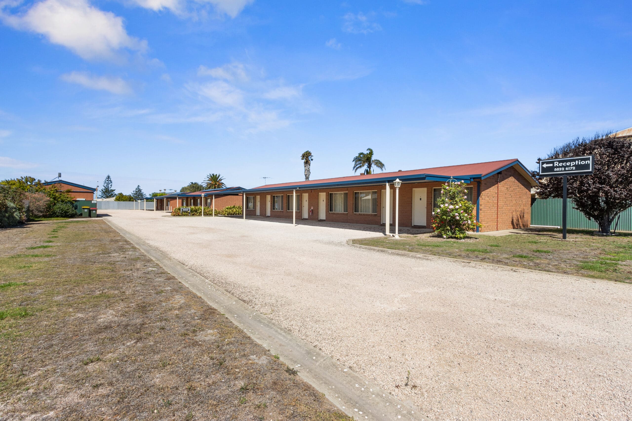 Edithburgh Seaside Motel, entrance and directions to reception area.