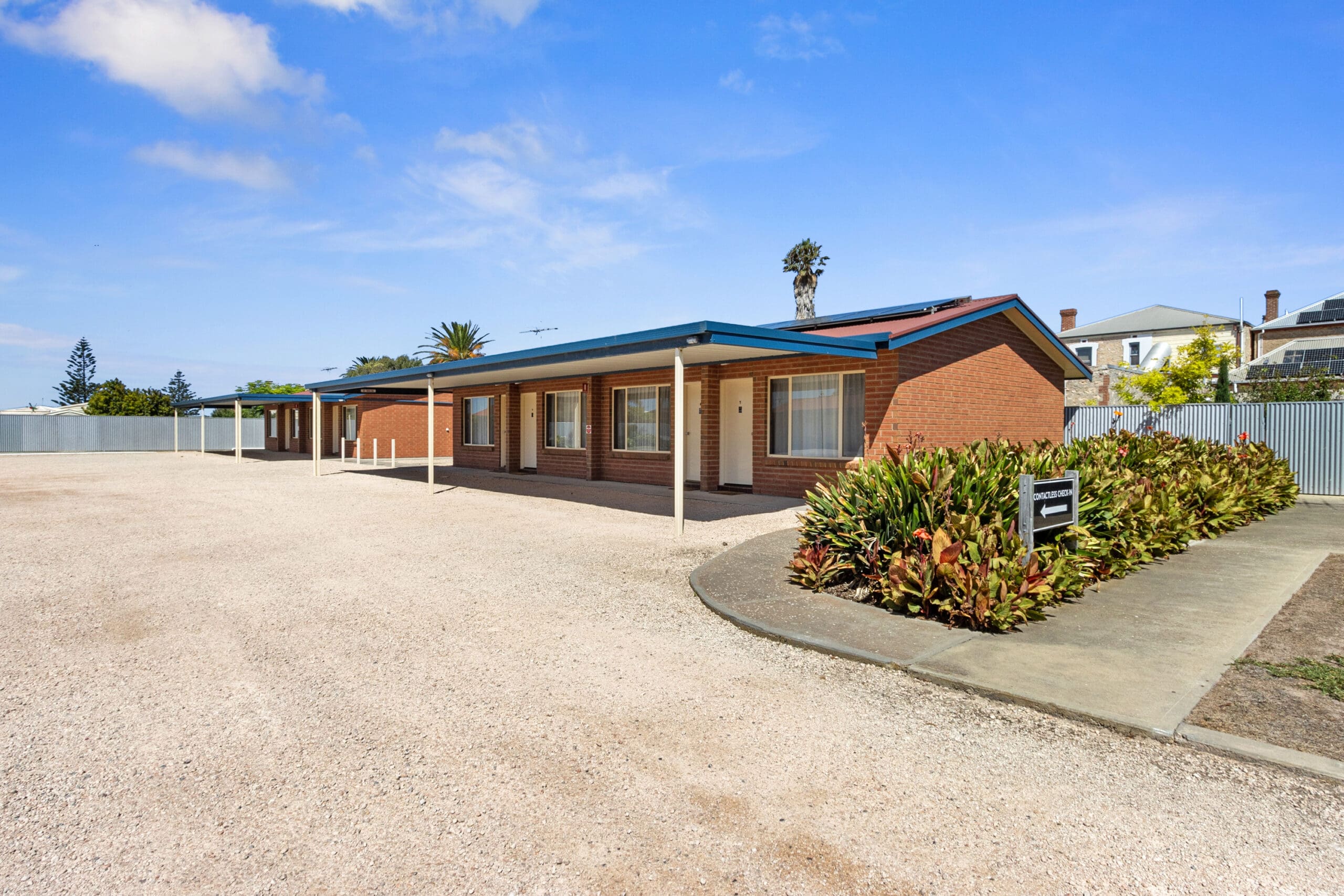 Edithburgh Seaside Motel, external view with landscaped gardens.