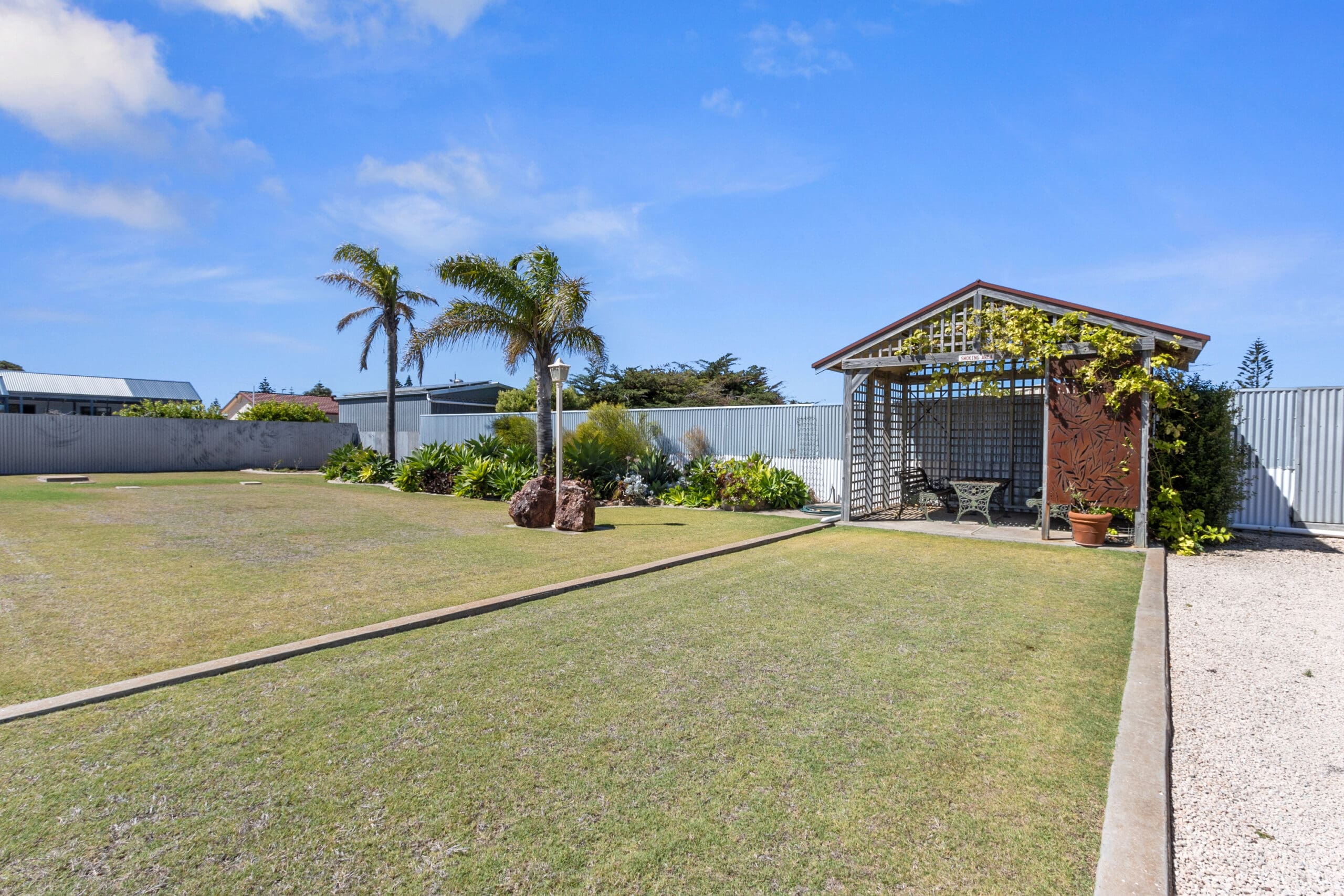 Edithburgh Seaside Motel - lawn bowls area and pergola area.